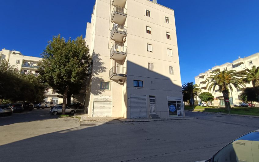 Ostuni –  Ampio appartamento in Piazza Primo Maggio 91 con annesso garage. #noncompratecaseacaso
