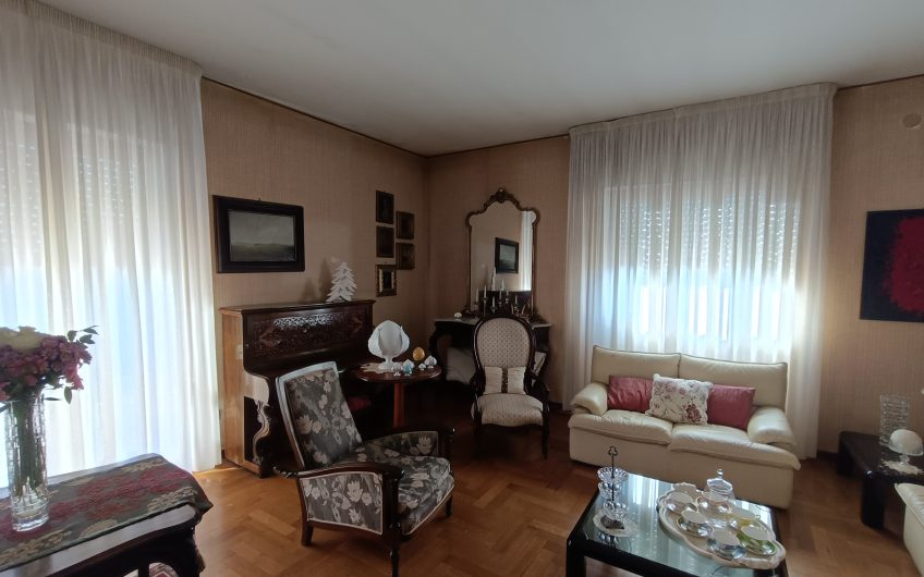 Ostuni –  Ampio appartamento in Piazza Primo Maggio 91 con annesso garage. #noncompratecaseacaso