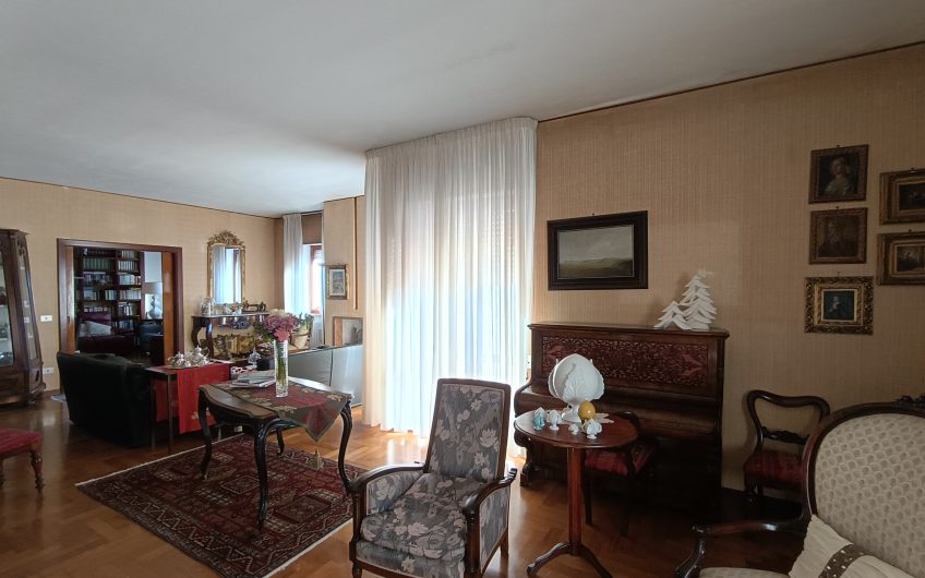 Ostuni –  Ampio appartamento in Piazza Primo Maggio 91 con annesso garage. #noncompratecaseacaso