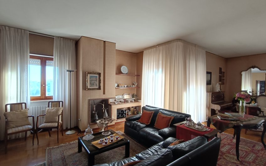 Ostuni –  Ampio appartamento in Piazza Primo Maggio 91 con annesso garage. #noncompratecaseacaso