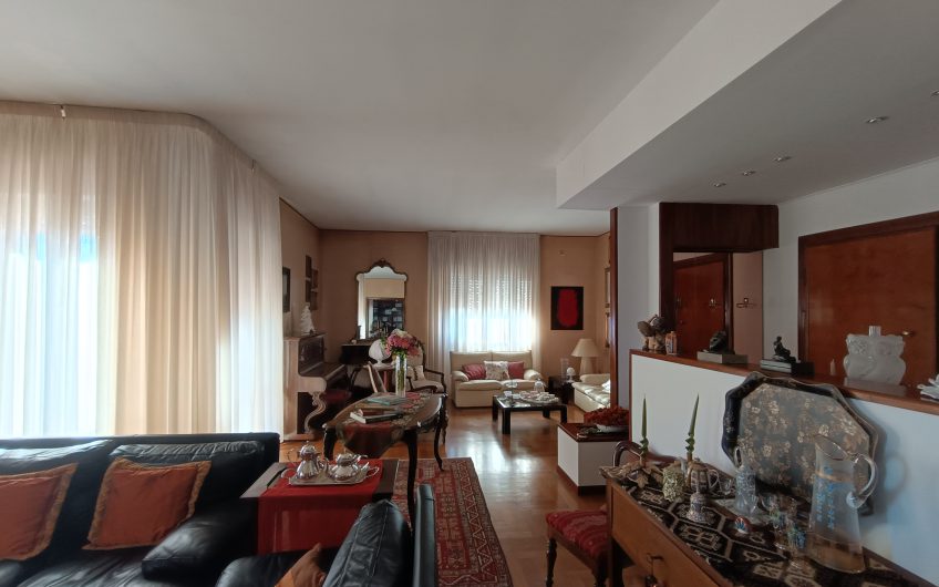 Ostuni –  Ampio appartamento in Piazza Primo Maggio 91 con annesso garage. #noncompratecaseacaso