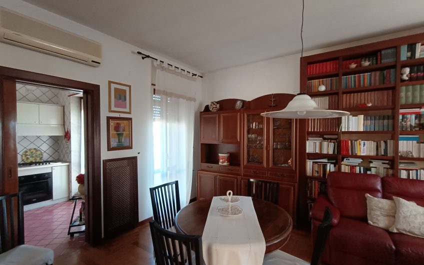 Ostuni –  Ampio appartamento in Piazza Primo Maggio 91 con annesso garage. #noncompratecaseacaso