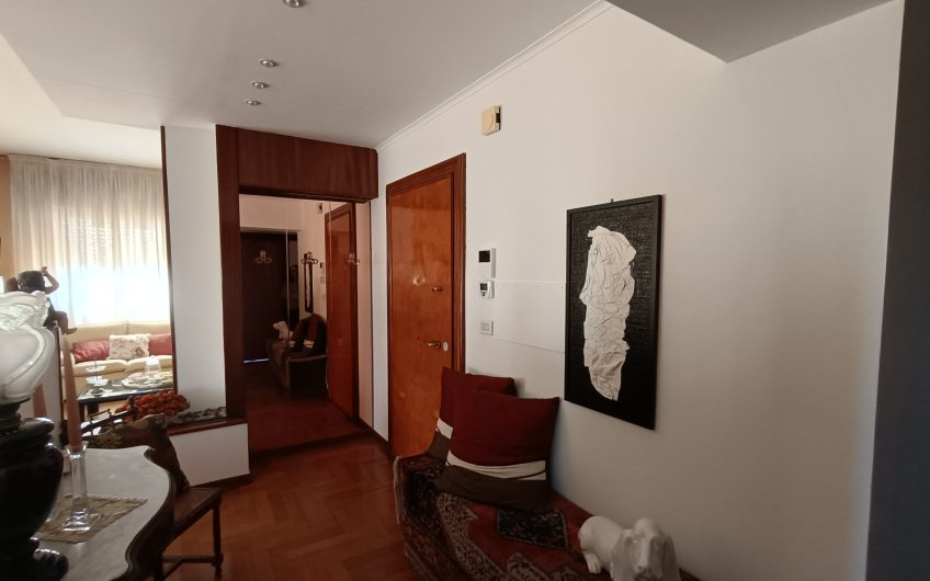 Ostuni –  Ampio appartamento in Piazza Primo Maggio 91 con annesso garage. #noncompratecaseacaso