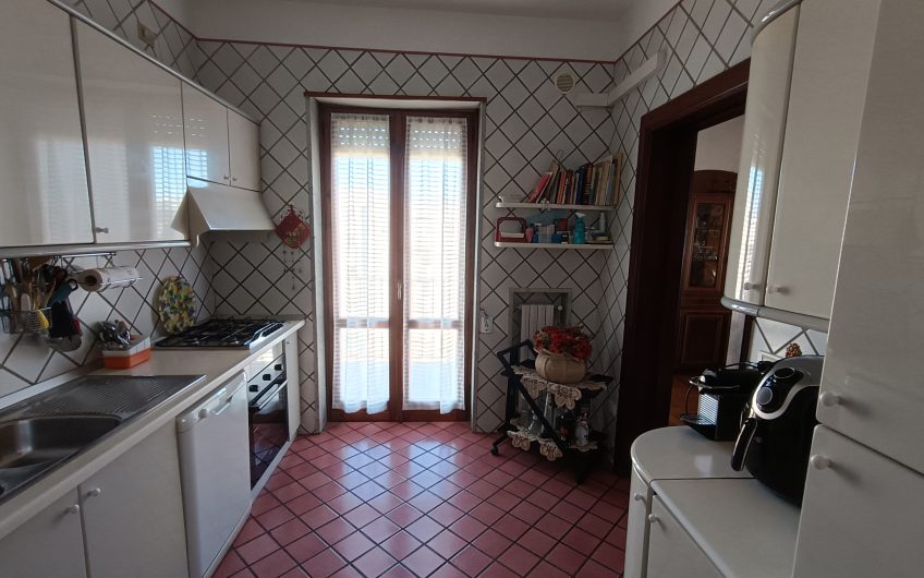 Ostuni –  Ampio appartamento in Piazza Primo Maggio 91 con annesso garage. #noncompratecaseacaso