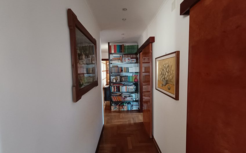 Ostuni –  Ampio appartamento in Piazza Primo Maggio 91 con annesso garage. #noncompratecaseacaso