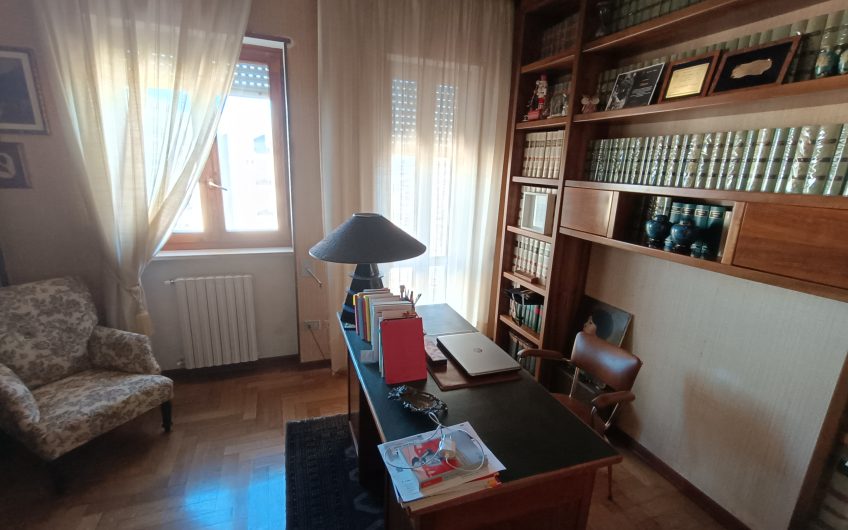 Ostuni –  Ampio appartamento in Piazza Primo Maggio 91 con annesso garage. #noncompratecaseacaso