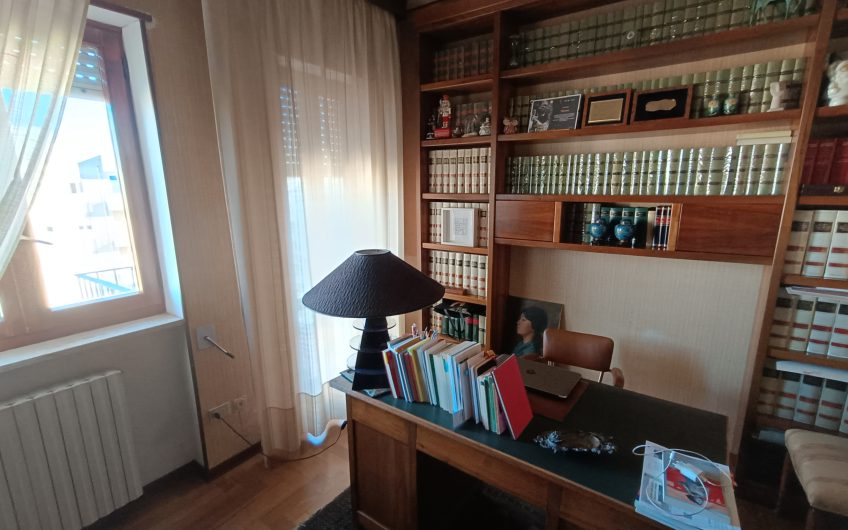 Ostuni –  Ampio appartamento in Piazza Primo Maggio 91 con annesso garage. #noncompratecaseacaso