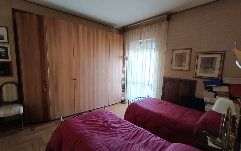 Ostuni –  Ampio appartamento in Piazza Primo Maggio 91 con annesso garage. #noncompratecaseacaso